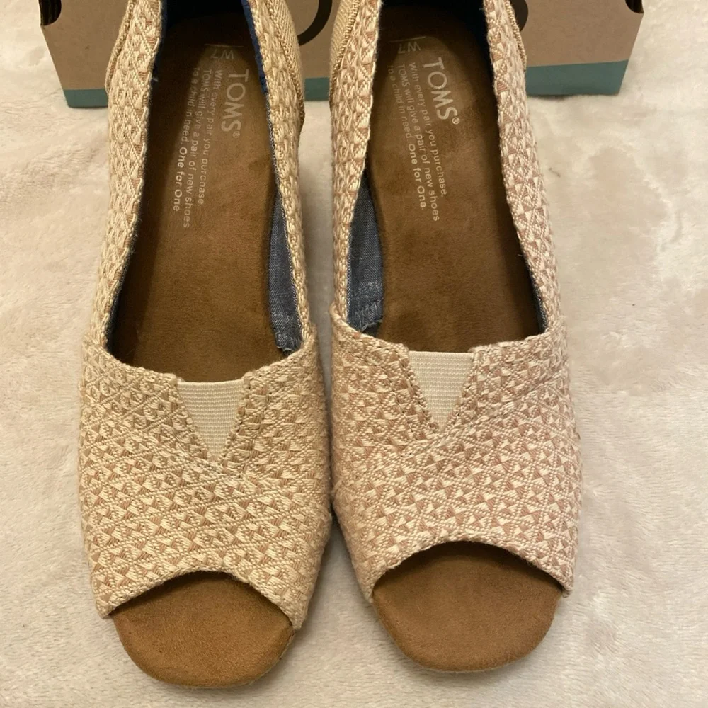 TOMS Women's  Beige Triangle Bow Cork Wedges